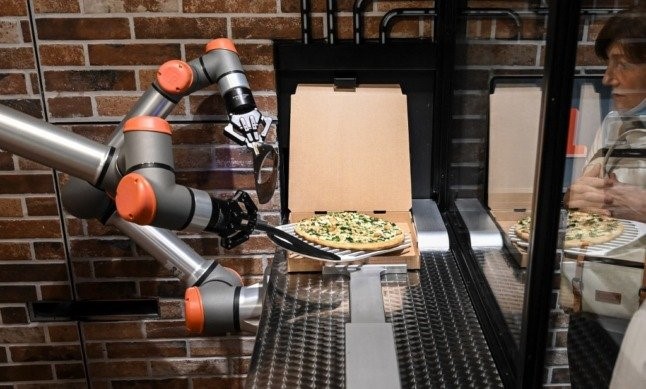  Robot làm bánh pizza có tên Pazzi. Ảnh: AFP