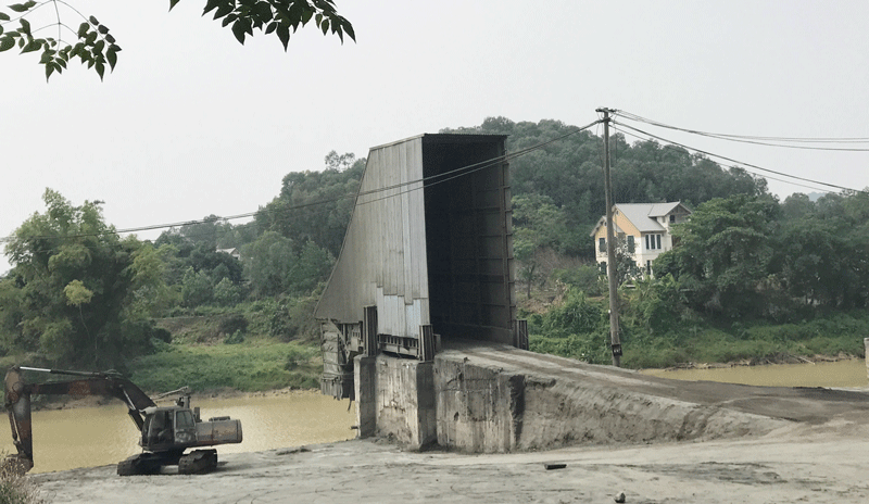  Công ty TNHH Thương mại Dung Quang đã xây dựng nhà chắn bụi nhưng vẫn còn tình trạng bụi clinker phát tán ra môi trường, làm ảnh hưởng đến đời sống của người dân xung quanh.