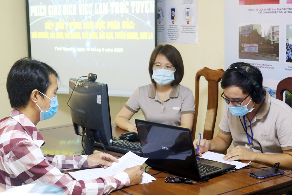  Cán bộ Trung tâm Dịch vụ việc làm (Sở Lao động - Thương binh và Xã hội) hướng dẫn người lao động tham gia phỏng vấn tại phiên giao dịch việc làm trực tuyến. Ảnh: T.L