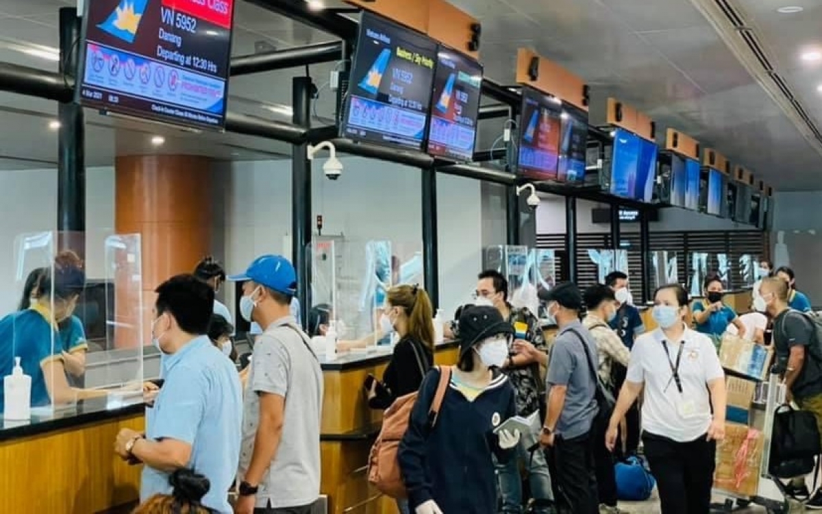  Các công dân làm thủ tục tại sân bay Yangon.