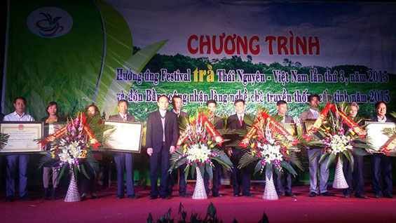  Các đại biểu trao Bằng công nhận làng nghề chè truyền thống cho 6 làng nghề chè của huyện Đại Từ.