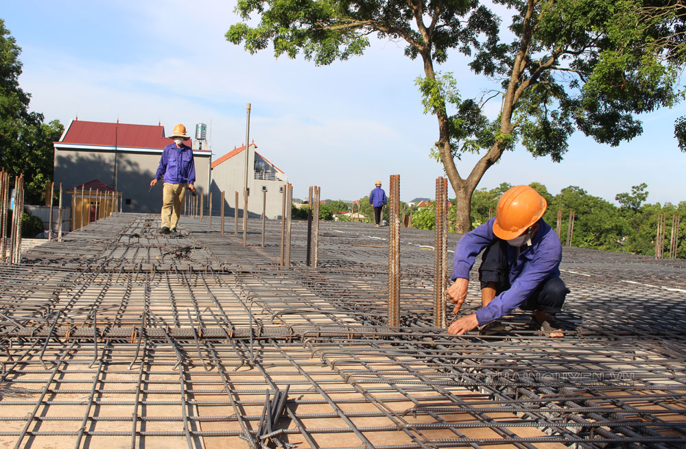  Đơn vị thi công chuẩn bị đổ mái tầng 1 công trình nhà lớp học 3 tầng của Trường Tiểu học Hương Sơn (Phú Bình).