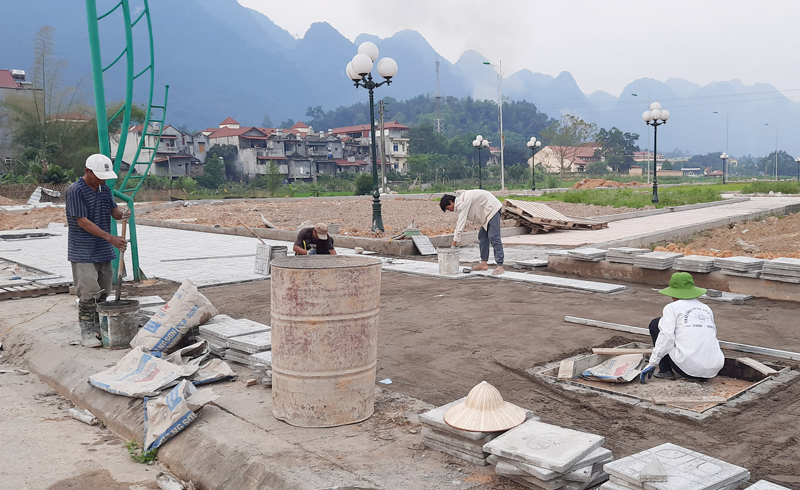  Đơn vị thi công Dự án Hồ sinh thái - Công viên cây xanh (tại thị trấn Đình Cả) đang tập trung nhân lực, máy móc để hoàn thành hạng mục đường nội bộ.