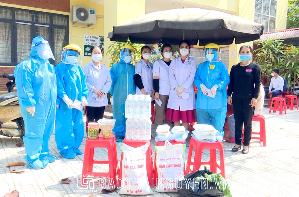  Hội LHPN phường Chùa Hang (T.P Thái Nguyên) tặng quà cho Trạm Y tế phường.