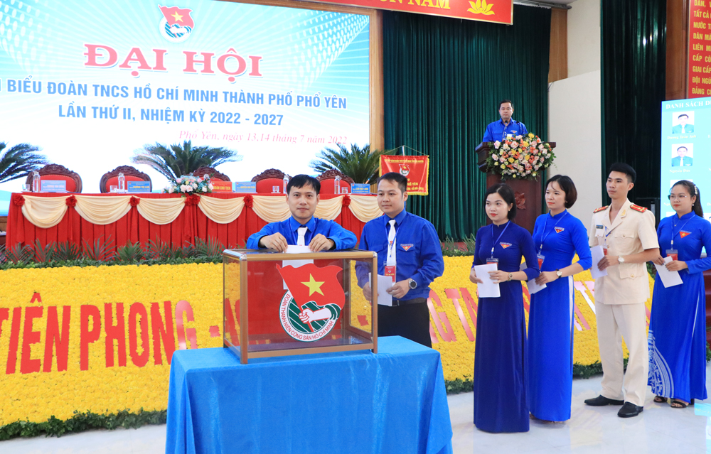  Các đại biểu bỏ phiếu bầu Ban Chấp hành Đoàn TNCS Hồ Chí Minh TP. Phổ Yên nhiệm kỳ 2022-2027.