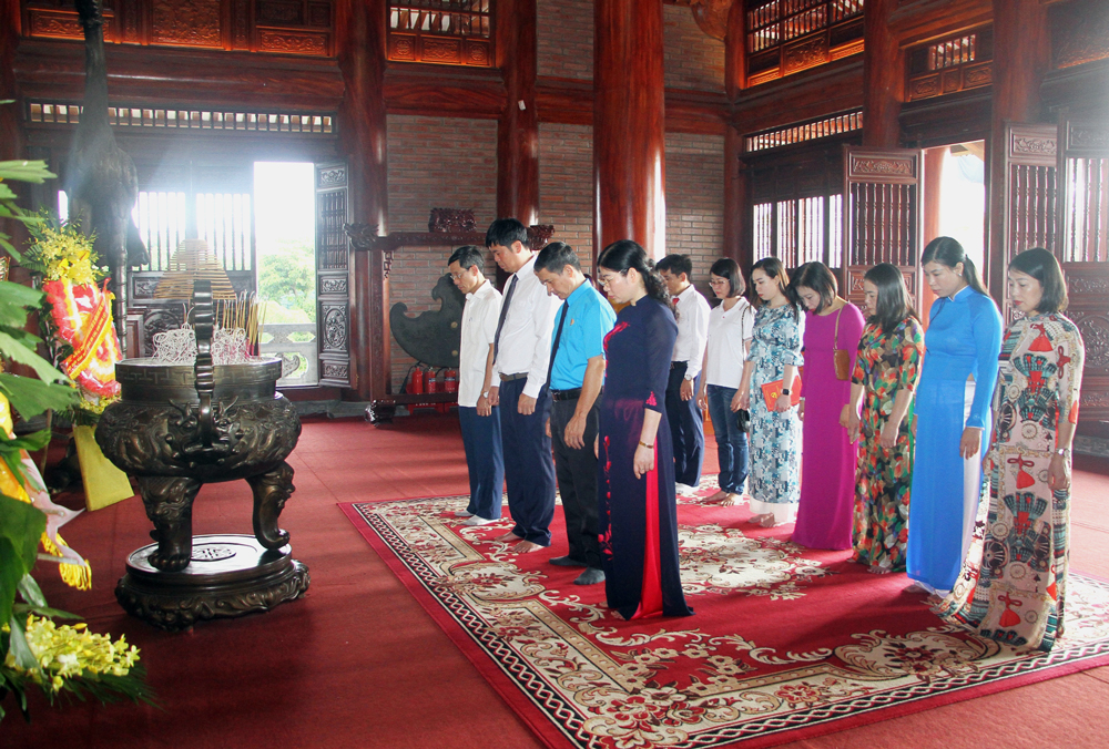  Các thành viên trong Đoàn dành một phút tưởng niệm các liệt sĩ TNXP đã anh dũng hy sinh vì nền độc lập của dân tộc.