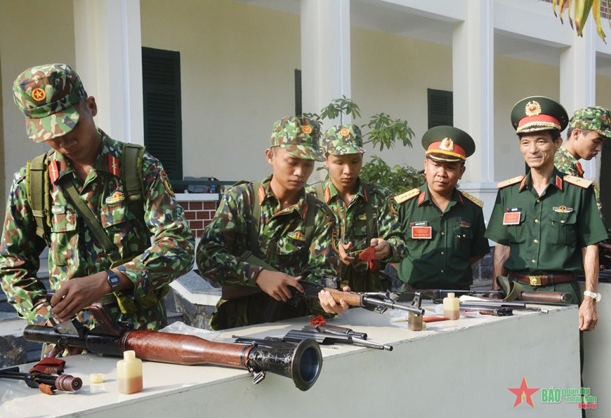  Kiểm tra việc thực hành bảo quản vũ khí bộ binh của học viên Trường Sĩ quan Lục quân 2. Ảnh minh họa /qdnd.vn