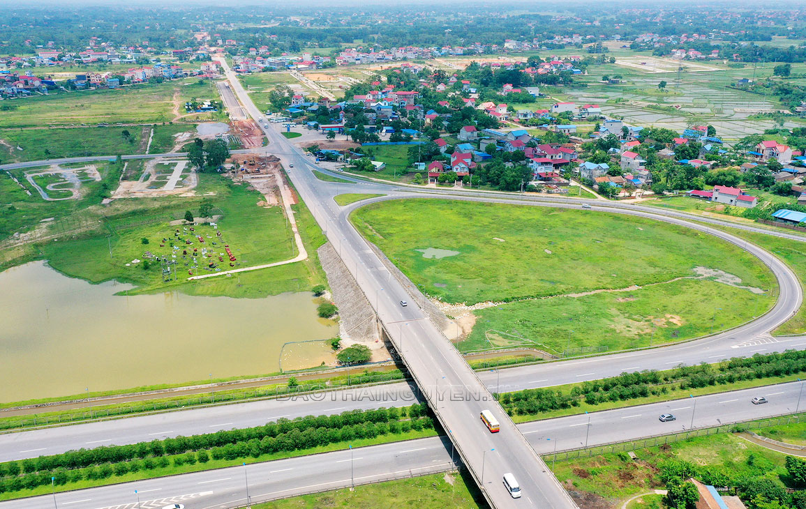  Đến nay, Dự án đường vành đai V vùng Thủ đô Hà Nội (sử dụng vốn đầu tư công, kết nối với tuyến đường cao tốc Hà Nội - Thái Nguyên và đi qua địa bàn T.X Phổ Yên, huyện Phú Bình) đã cơ bản được hoàn thiện. Ảnh: T.L