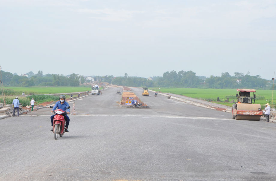  Dự án Đường vành đai V sử dụng vốn đầu tư công đang được khẩn trương hoàn thiện. Ảnh: T.L