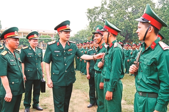  Trung tướng Dương Đình Thông, Bí thư Đảng ủy, Chính ủy Quân khu 1 động viên chiến sĩ Trung đoàn 2, Sư đoàn 3. Ảnh: Bùi Hiệp.