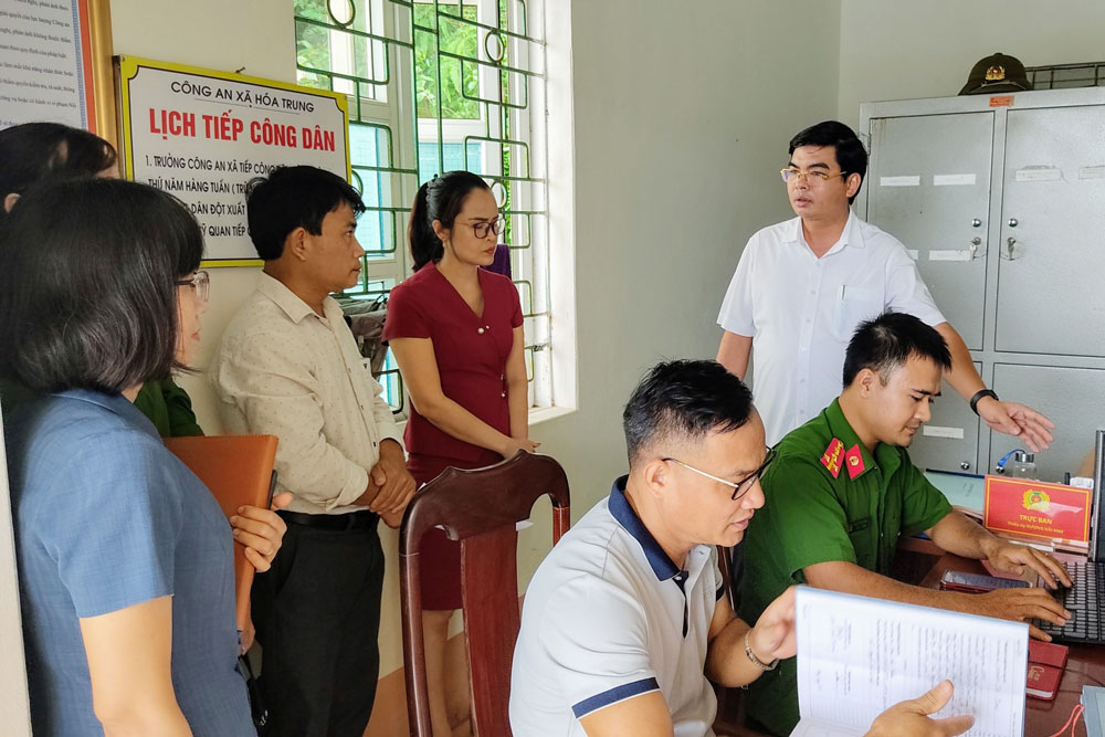  Lãnh đạo huyện Đồng Hỷ kiểm tra công tác nhập dữ liệu hộ tịch tại xã Hóa Trung.