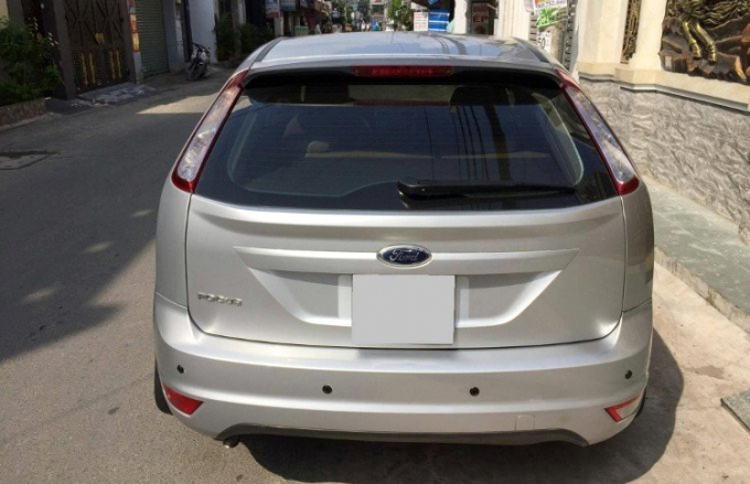  Ford Focus với một bên đèn trắng, một bên đỏ (dưới cùng).