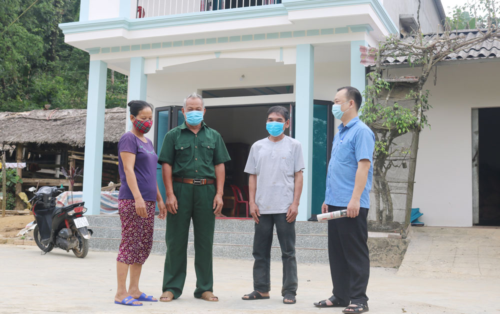  Gia đình ông Nguyễn Văn Rượng (đứng thứ 2 từ trái sang), trước ngôi nhà mới của gia đình.