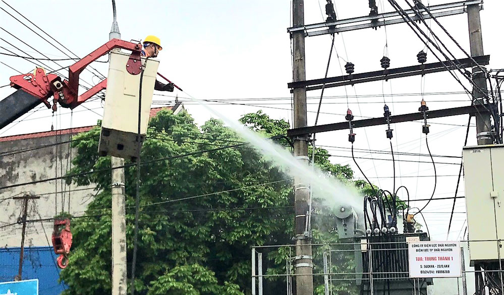  Công nhân Điện lực T.P Thái Nguyên thực hiện bảo dưỡng, vệ sinh các trạm biến áp để đảm bảo cấp điện ổn định trong ngày bầu cử.