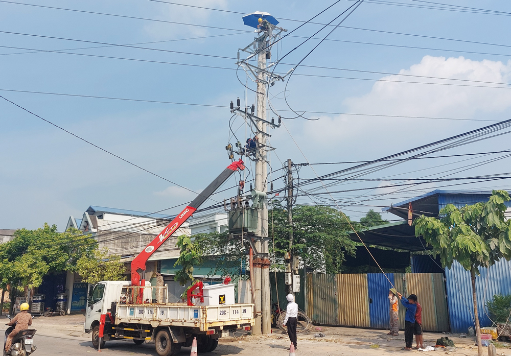  Điện lực TP. Sông Công thực hiện mở rộng, cải tạo lưới điện trung thế, đoạn đi qua phường Bách Quang.