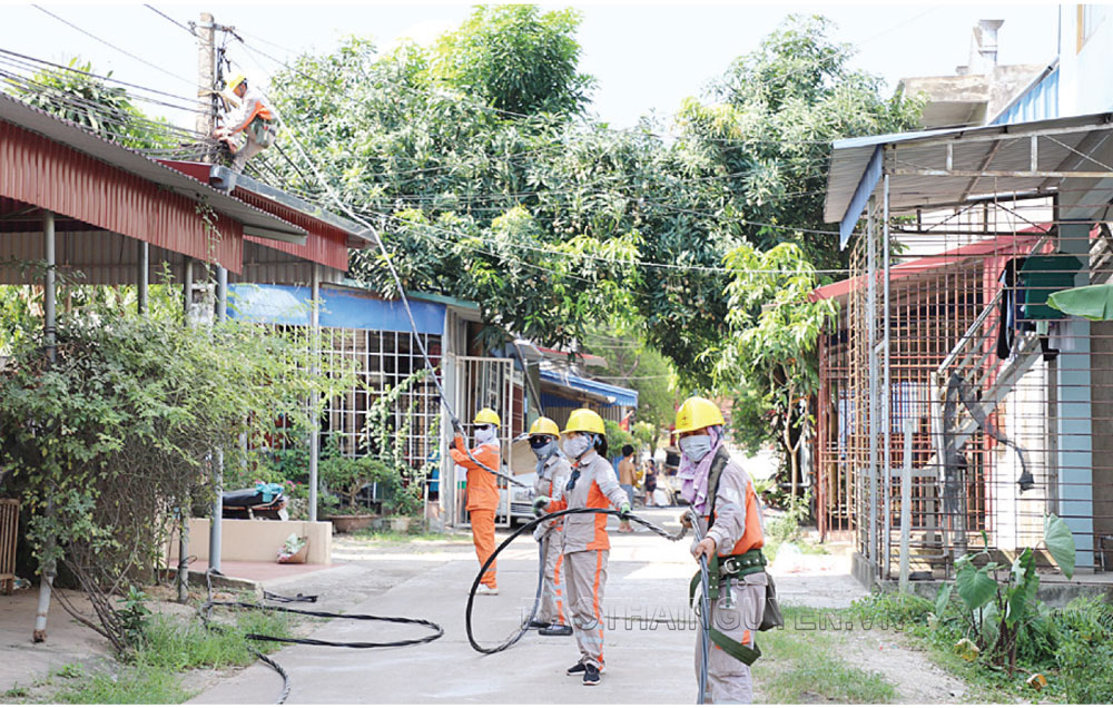  Nhân viên Điện lực T.P Thái Nguyên khắc phục sự cố cháy dây dẫn hạ thế tại khu vực phường Thịnh Đán.