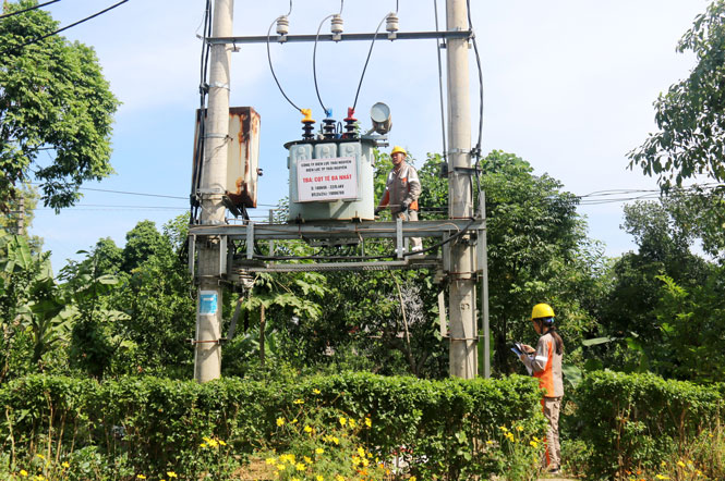  Công nhân Điện lực T.P Thái Nguyên kiểm tra một trạm biến áp chống quá tải ở khu vực phường Phú Xá, bảo đảm cấp điện ổn định, giảm tổn thất điện năng.