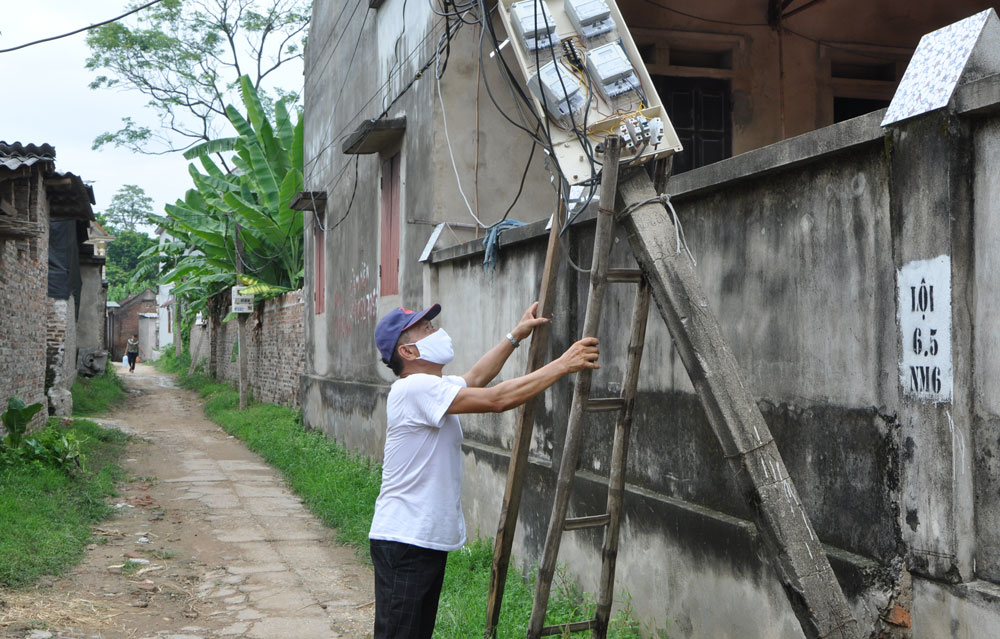  Người dân ở xóm Diệm Dương, xã Nga My phải lấy thang và cây để chống vì cột điện xuống cấp.