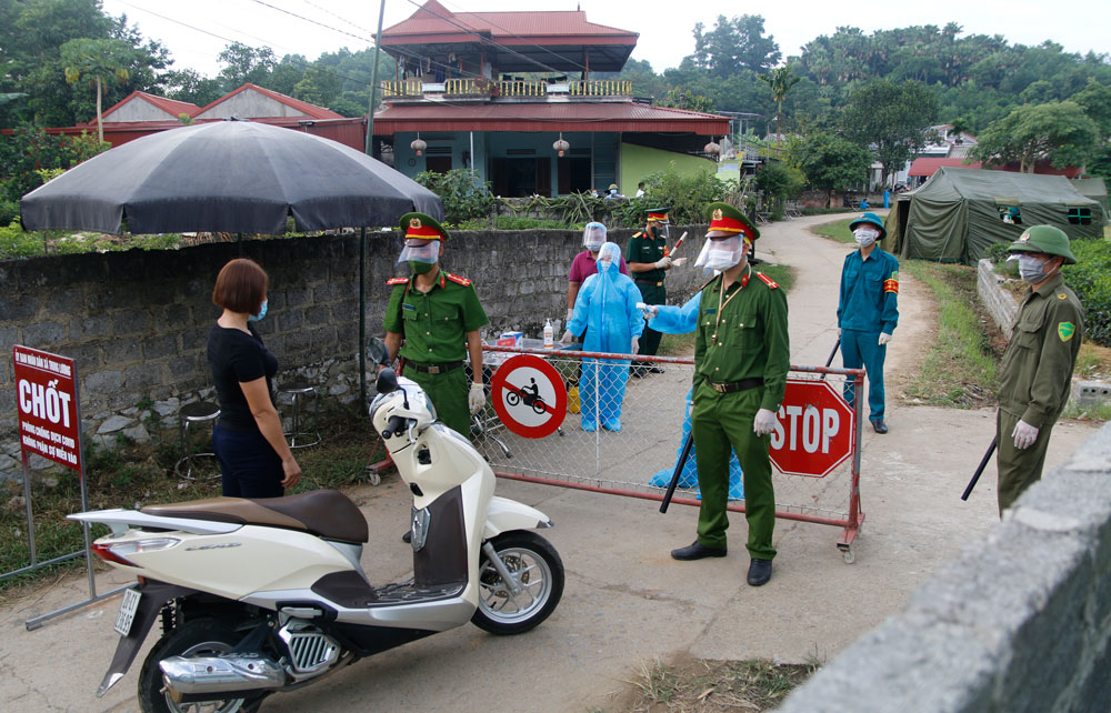  Thành lập chốt kiểm soát người và phương tiện ra vào xóm.