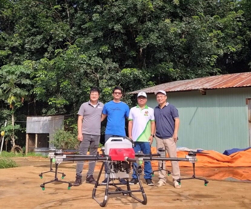  Phạm Thanh Toàn (ngoài cùng, bên trái) bàn giao UAV cho khách hàng (ảnh chụp trước ngày 27/4/2021). Ảnh do nhân vật cung cấp