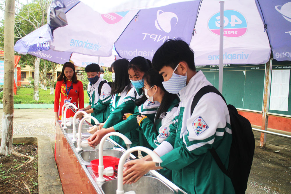  Students of Yen Binh High School strictly comply with the measures of the COVID-19 prevention and control. 