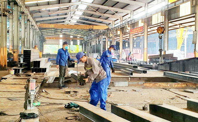  Năm 2020, dự ước giá trị sản xuất công nghiệp địa phương ở T.P Thái Nguyên tăng 18,7% so với năm trước. Trong ảnh: Gia công kết cấu thép nhà xưởng tại Công ty CP Kết cấu thép số 5, ở phường Trung Thành.