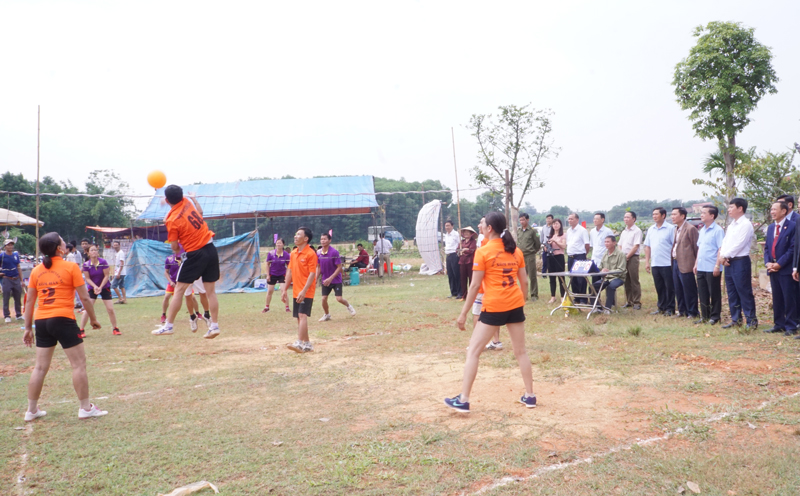  Người dân xóm Hân thi đấu thể thao trong Ngày hội Đại đoàn kết toàn dân.