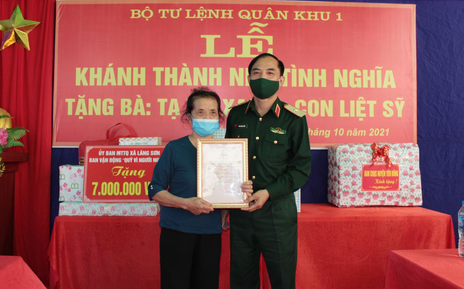  Thiếu tướng Ngô Quang Hưng, Phó chủ nhiệm chính trị Quân khu trao quà của Bộ tư lệnh Quân khu tặng Nhà tình nghĩa cho gia đình bà Tạ Thị Xanh.