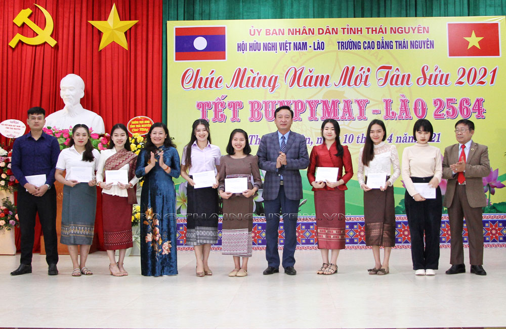  Ngày 10/4/2021, tại Trường Cao đẳng Thái Nguyên, Hội hữu nghị Việt Nam – Lào tỉnh Thái Nguyên tổ chức chương trình đón Tết cổ truyền Bunpymay – Lào . Nhân dịp này, tỉnh Thái Nguyên đã dành nhiều phần quà tặng lưu học sinh Lào đang học tập tại các trường trên địa bàn. (Ảnh: T.L)