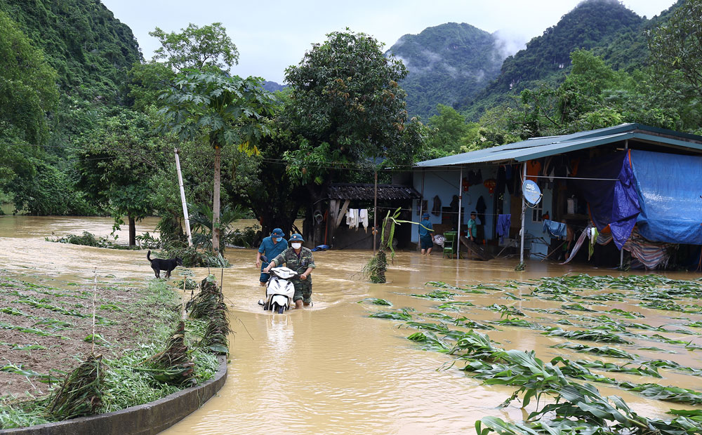  Lực lượng dân quân và Đội xung kích phòng, chống thiên tai xã Cúc Đường (Võ Nhai) giúp người dân xóm Tân Sơn sơ tán tài sản bị ngập do mưa lũ (ngày 23/8/2021).