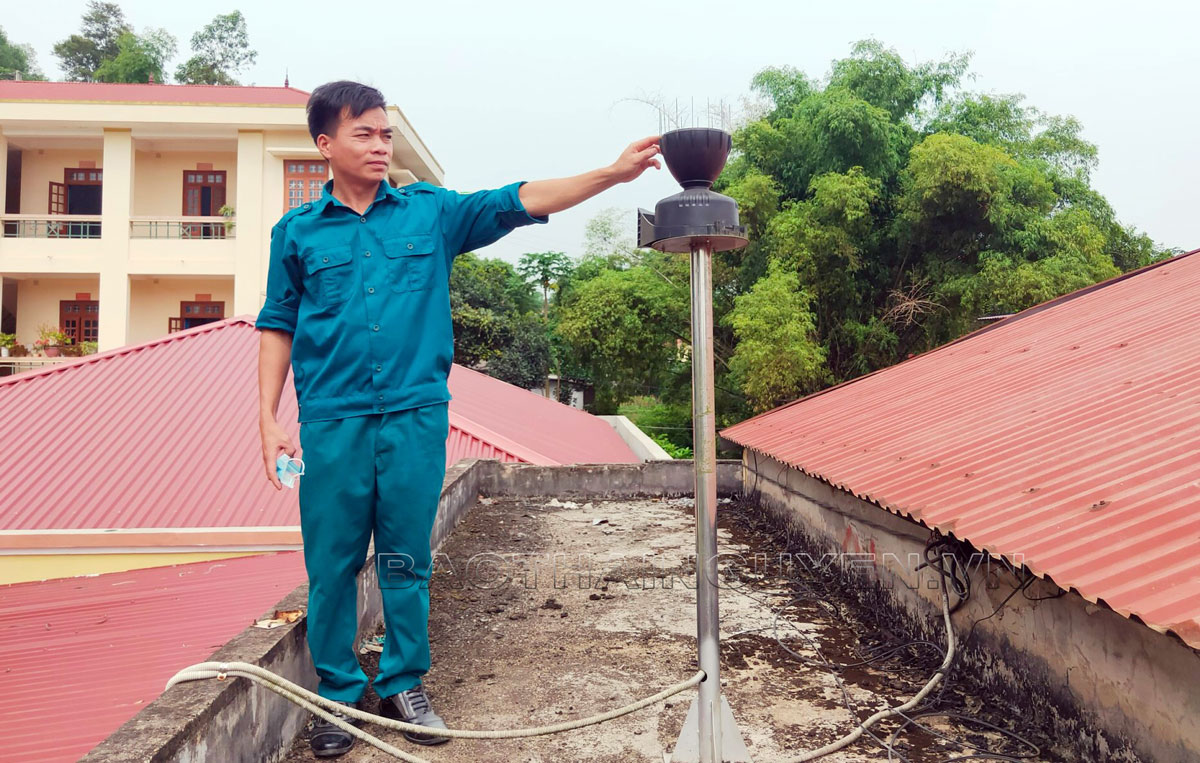   Trạm đo mưa tự động được lắp tặt trên nóc trụ sở UBND xã Bộc Nhiêu (Định Hóa).