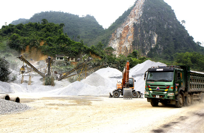  Khai thác đá phục vụ sản xuất vật liệu xây dựng tại Mỏ đá Lân Đăm 2, xã Quang Sơn (Đồng Hỷ). Ảnh: T.H