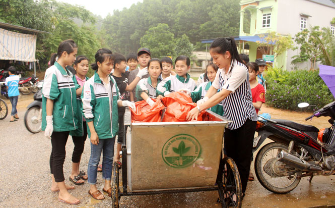  Hoạt động thu gom rác thải của cô giáo và học sinh Trường THCS Văn Hán, xã Văn Hán góp phần thực hiện tiêu chí Môi trường của địa phương.