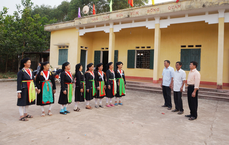  Nhà văn hóa là nơi tổ chức các hoạt động văn hóa, thể thao của cộng đồng dân cư. (Trong ảnh: Đội văn nghệ hát soọng cô xóm Đồng Quan, xã Bàn Đạt tập duyệt tiết mục văn nghệ tại nhà văn hóa xóm).