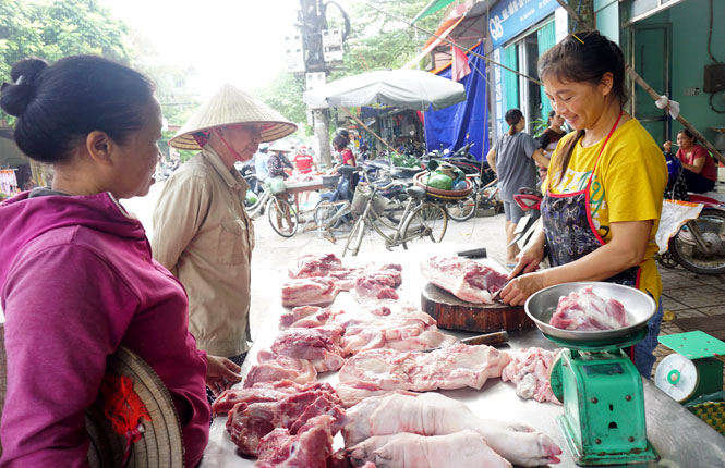   Người dân chọn mua thịt lợn tại một cửa hàng trên đường Bến Oánh (T.P Thái Nguyên).