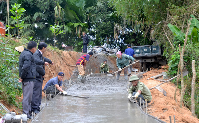  Lãnh đạo Đảng ủy xã Đồng Thịnh (Định Hóa) kiểm tra việc thi công đường giao thông nông thôn tại xóm Búc 1.