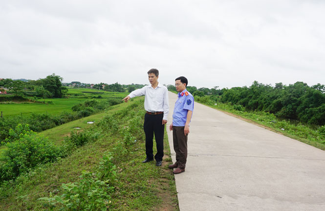  Hiện nay, tuyến đê Gang Thép (T.P Thái Nguyên) đoạn từ Km7+500 đến Km7+800 đã xuất hiện tổ mối, cần được xử lý kịp thời để đảm bảo an toàn thân đê.