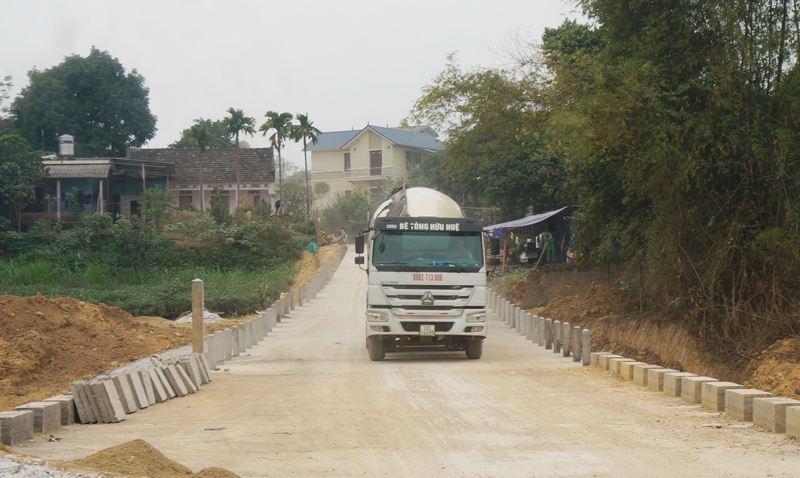  Công trình đường liên xã Khe Mo - Sông Cầu được triển khai thuận lợi nhờ hoạt động tiếp xúc, đối thoại trực tiếp với nhân dân. 