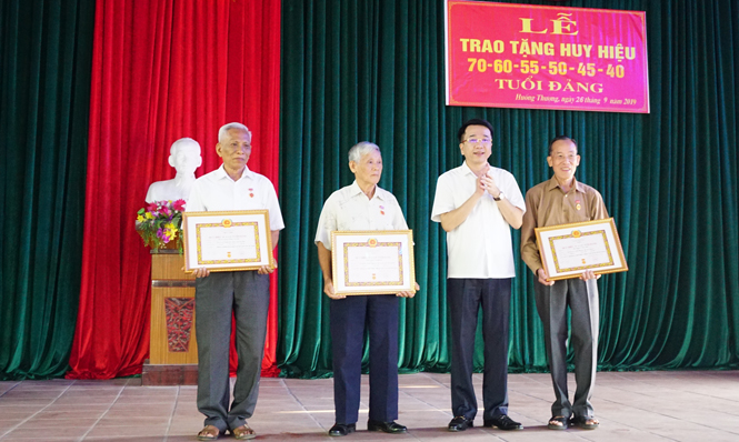  Đại diện Thành ủy Thái Nguyên trao tặng Huy hiệu Đảng cho các đảng viên từ 40 đến 70 năm tuổi Đảng.