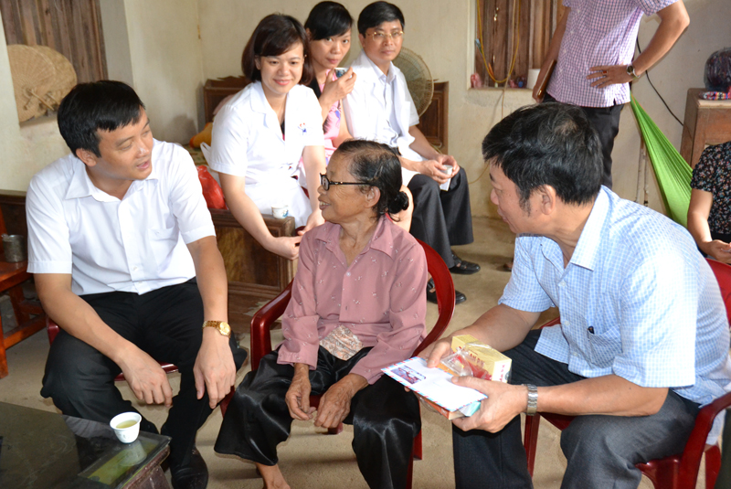  Lãnh đạo thị trấn Hùng Sơn (Đại Từ) đến thăm, động viên gia đình người có công với cách mạng trên địa bàn.