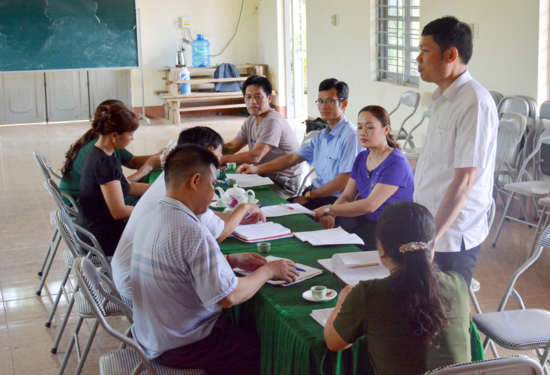  Lãnh đạo Đảng ủy xã Bảo Cường làm việc với cấp ủy Chi bộ thôn Bãi Hội trước khi tiến hành việc sáp nhập.