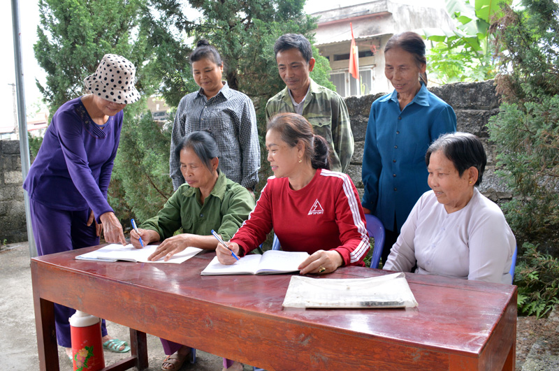  Bà Hoàng Thị Hải (ngồi giữa), Phó Chủ tịch Hội Người cao tuổi xã Bảo Cường vẫn nhiệt tình, trách nhiệm với công việc dù không còn được hỗ trợ phụ cấp chức vụ.