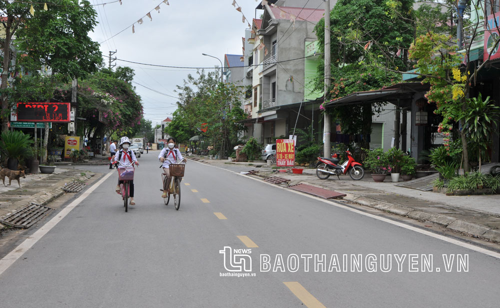  Các tuyến phố chính của thị trấn Hương Sơn được đầu tư đồng bộ, hiện đại.