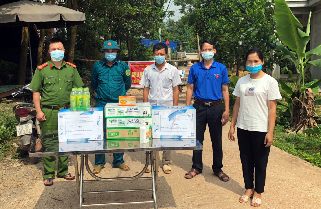  Đoàn Thanh niên xã Thành Công đã kêu gọi sự quyên góp, ủng hộ nhu yếu phẩm từ các đoàn viên, thanh niên và người dân trong xã để tặng lực lượng đang làm nhiệm vụ tại các chốt kiểm soát tại xóm Đầm Đanh và Làng Đanh.  