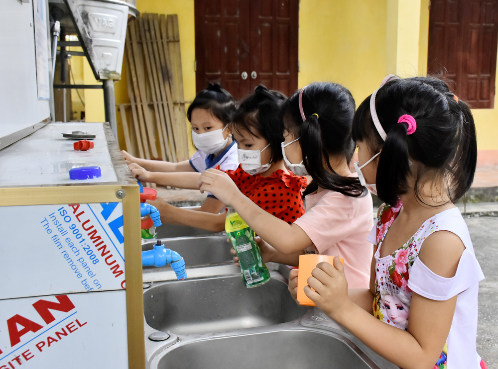  Trường Tiểu học Phú Đô 2 (Phú Lương) được Dự án “Chuyển đổi cộng đồng tập trung và trẻ em (CFCT) giai đoạn 2020-2029" của Tổ chức KFHI Hàn Quốc hỗ trợ hệ thống nước uống.