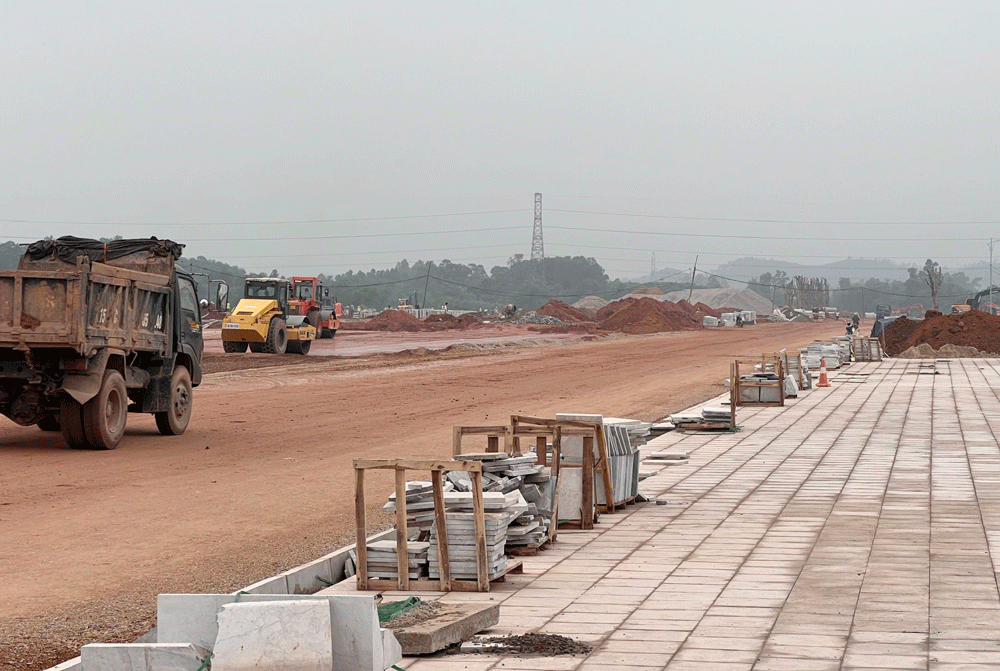  Hạng mục sân văn hoá sinh hoạt ngoài trời đang được đơn vị thi công đẩy nhanh tiến độ để đưa vào sử dụng trong tháng 6-2022.