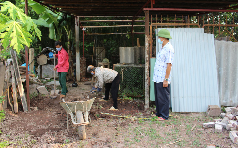  Chưa được bố trí đất tái định cư, gia đình ông Ngô Công Viên, tổ dân phố số 2, phường Phú Xá (T.P Thái Nguyên) dựng tạm lán ra khu vườn phía sau để ở. 