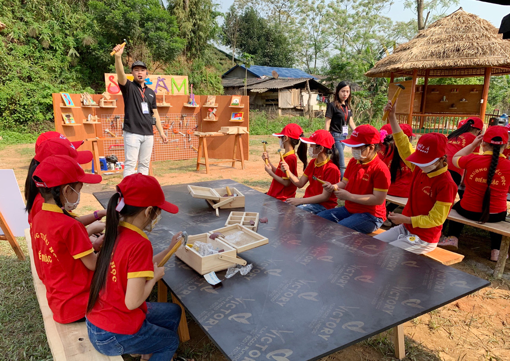  Students participate in an experience tour in ATK Dinh Hoa