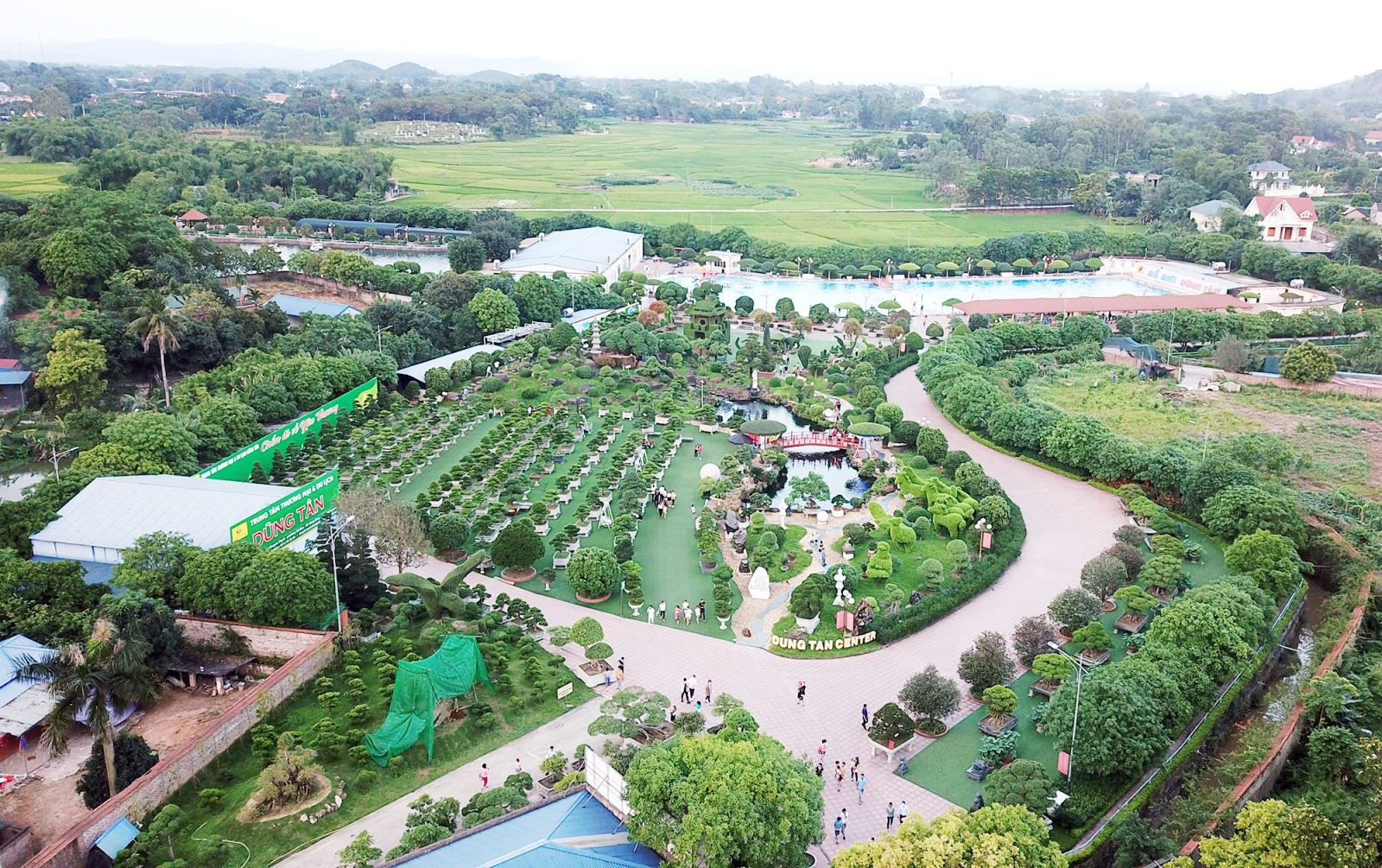  Dung Tan Trade and Tourism Center attracts a large number of tourists. Photo: M.H