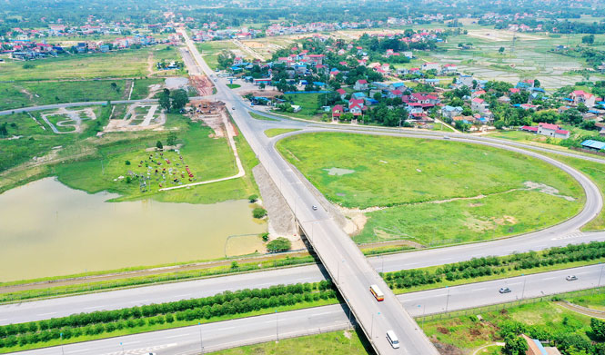  Đến nay, tuyến đường vành đai V vùng Thủ đô Hà Nội kết nối huyện Phú Bình với T.X Phổ Yên, Khu công nghiệp Yên Bình và đường cao tốc Hà Nội - Thái Nguyên đã cơ bản được hoàn thiện, góp phần quan trọng thúc đẩy kinh tế - xã hội của các địa phương phát triển. Ảnh: T.L